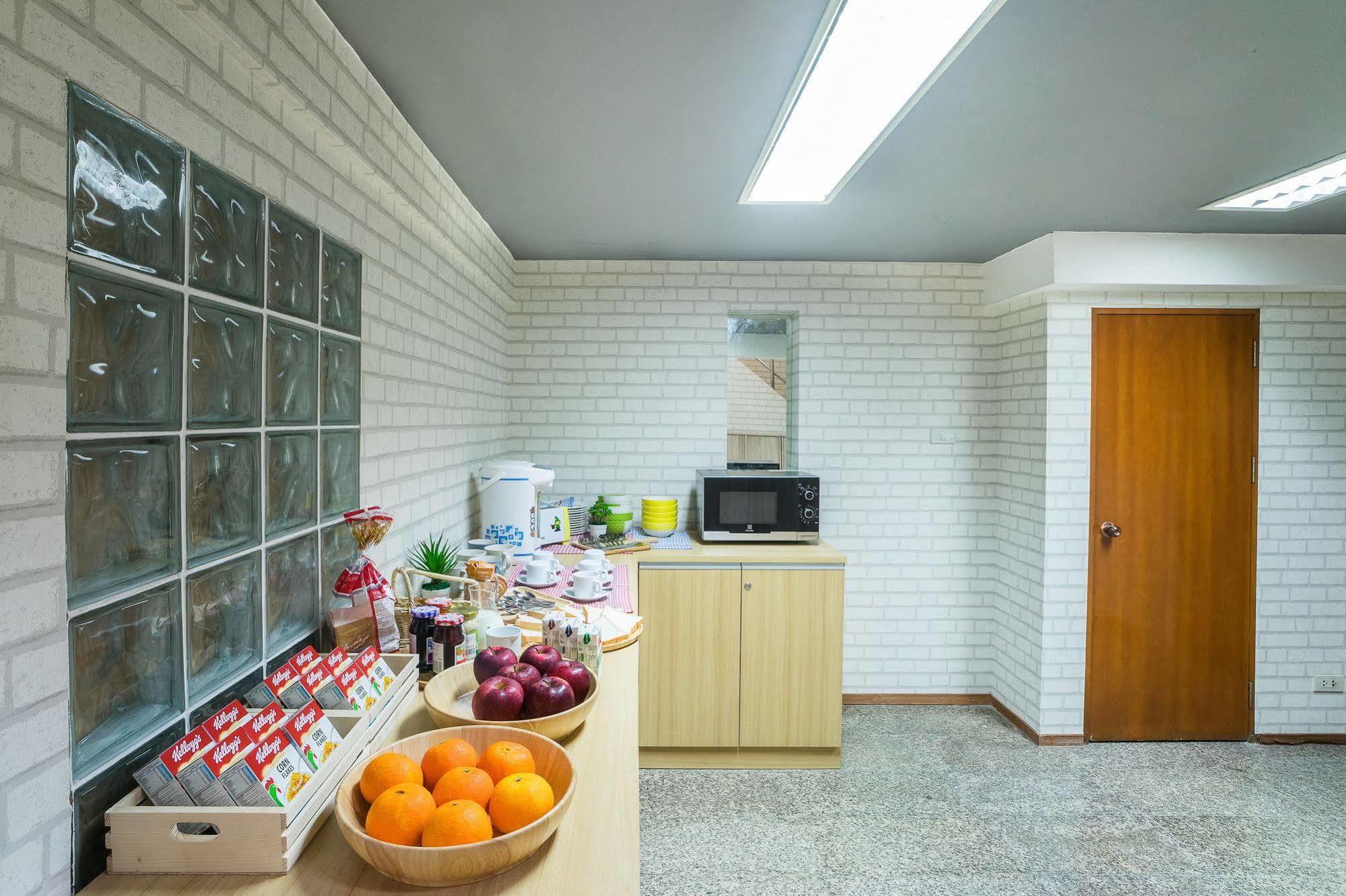 Hostel At Thonglor Бангкок Экстерьер фото